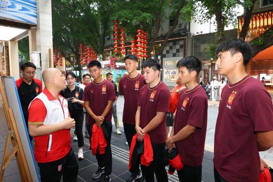 今日焦点战预告16:45 澳超赛场 悉尼FC VS 惠灵顿凤凰 惠灵顿凤凰强势出击能否在客场全身而退？01:30 意甲赛事 那不勒斯 VS 蒙扎 那不勒斯欲在主场迎来反弹重返欧战区!02:45 葡超赛场 本菲卡 VS 法马利卡奥 本菲卡对榜首之位虎视眈眈，法马利卡奥客场之旅恐难以全身而退？03:45 意甲赛事 热那亚 VS 国际米兰 国米已连续多场赛事保持不败，火“热”势头欲继续延续？ 事件那不勒斯后卫纳坦肩膀脱臼，马扎里：队医说他将缺席一个半月那不勒斯主帅马扎里称，后卫纳坦因肩膀脱臼将缺席一个半月时间。